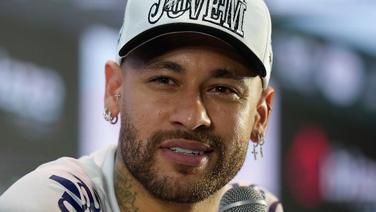 Neymar kommt derzeit aus den Schlagzeilen nicht mehr heraus.