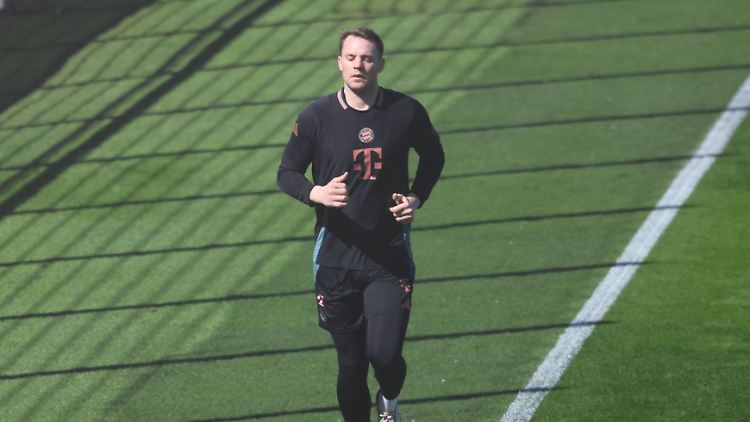 Manuel Neuer erlitt im Aufbautraining offenbar ein Rückschlag und verletzte sich erneut.