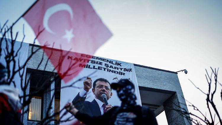 Imamoglu rief seine Unterstützer auf, sich "nicht entmutigen zu lassen".