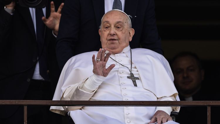 Kurz dankte der Papst den Gläubigen - doch seine Stimme hat durch die Krankheit gelitten.