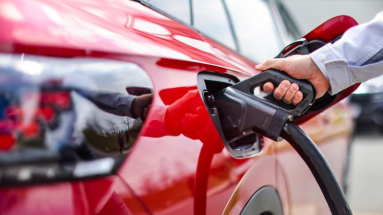 Die Mobilität der Zukunft zu organisieren sei eine der Prioritäten für die Verwendung des 500 Milliarden Euro schweren Sondervermögens, meint SPD-Generalsekretär Miersch.