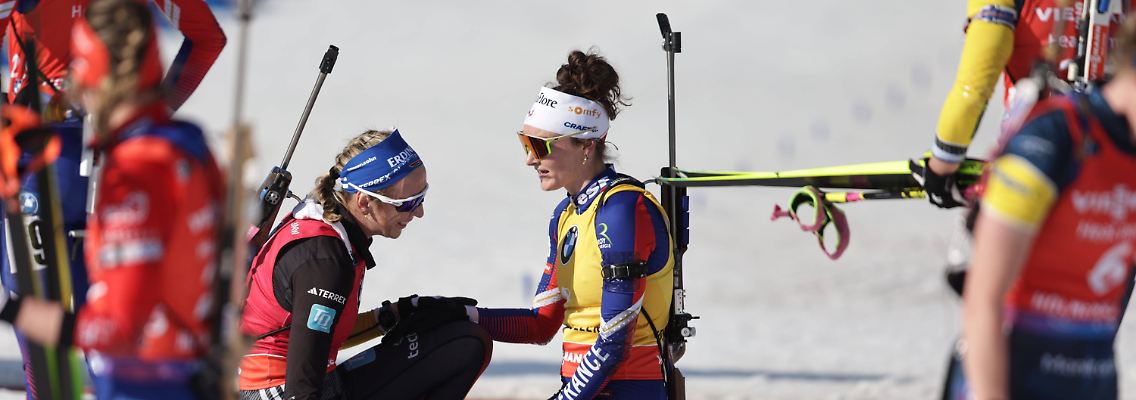 Franziska Preuß (links) und Lou Jeanmonnot im Ziel.