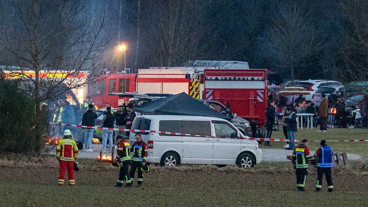 Die Einsatzkräfte bereiten sich auf einen längeren Einsatz vor. 