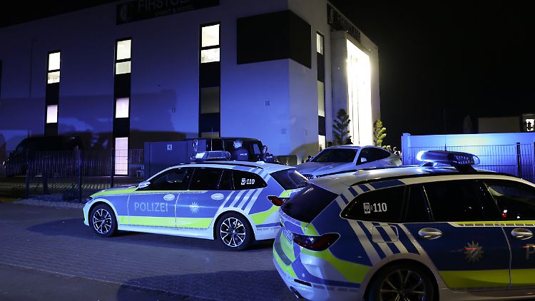 Polizeiautos stehen mit Blaulicht vor einer Eventlocation, in der eine Hochzeit gefeiert wurde. 