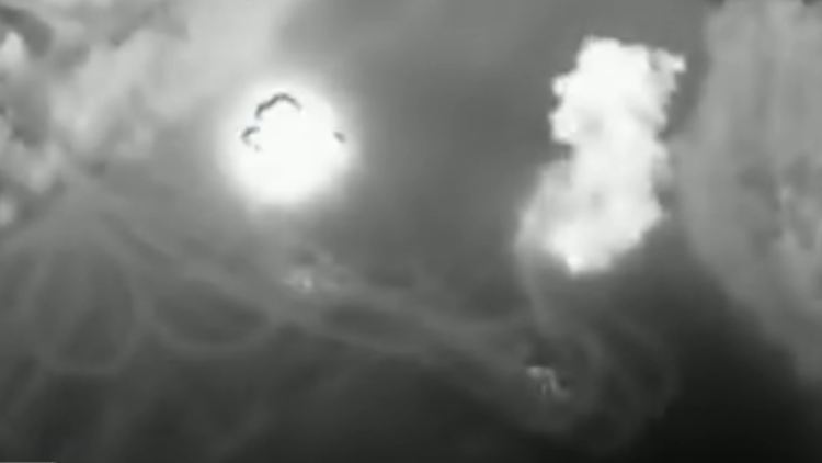 Diese Aufnahme aus einem Video zeigt vermutlich Rauchwolken über zwei Helikoptern.