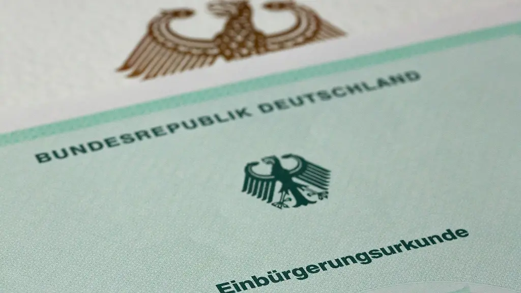 Eine-Einbuergerungsurkunde-der-Bundesrepublik-Deutschland-liegt-auf-einem-Tisch