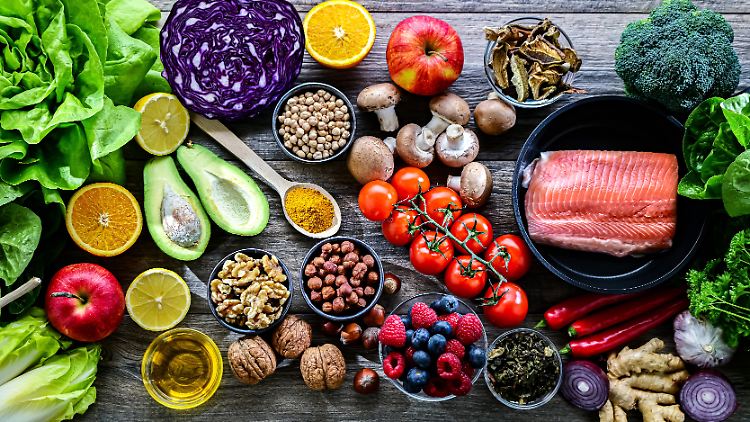 Am besten schnitt bei der Analyse der Daten der in Harvard entwickelte "Alternative Healthy Eating Index" ab. Er setzt auf eine Ernährung mit viel Obst und Gemüse, Vollkorn und Nüssen, gesunden Fettsäuren und ab und an Fisch.