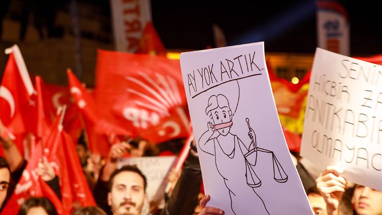 Eine Demonstration gegen die Verhaftung Imamoglus in Gaziantep in Anatolien.