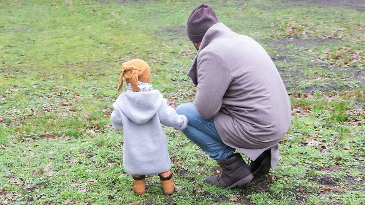 Auch in NRW sank die Zahl der Bezieherinnen und Bezieher von Elterngeld (Symbolbild).  