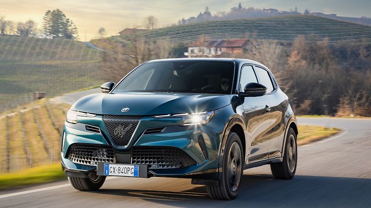 Der Alfa Romeo Junior Ibrida Q4 ist die vierte Modellvariante des kleinen SUV.