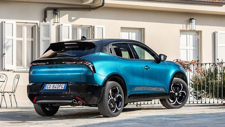 Beim harten Beschleunigen ist der zusätzliche Schub am Heck des Alfa Romeo Junior Ibrida Q4 deutlich zu spüren.