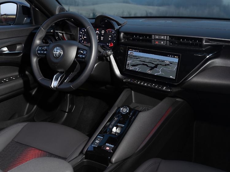 Zur Serienausstattung des Alfa Romeo Junior Ibrida Q4 gehören ein Infotainmentsystem mit 10,25-Zoll-Display und Navigation sowie ein Soundsystem mit sechs Lautsprechern.