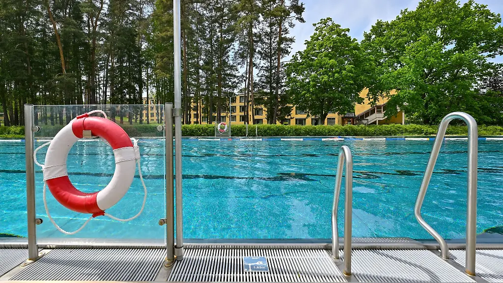 Ein-Rettungsring-haengt-an-einem-Gelaender-in-einem-Freibad