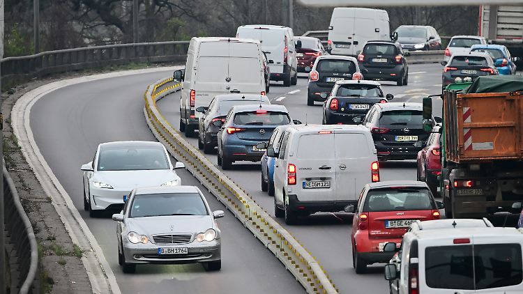Autos fahren auf der A100 an der Messe auf der Umgehung für die gesperrte Ringbahnbrücke. Diese läuft auf der Gegenfahrbahn in Richtung Süden. 