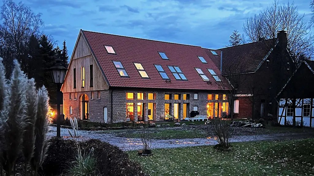 Auf-einem-Gelaende-ist-ein-ehemaliger-Bullenstall-zu-einem-Wohnhaus-umgebaut-worden