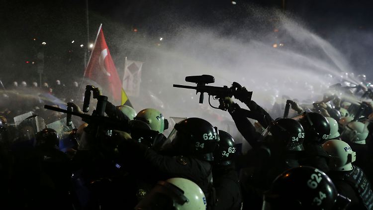 Die Polizei in Istanbul nutzt sogenannte
Anti-Aufruhr-Waffen. Diese schießen in der Regel Gummigeschosse ab.