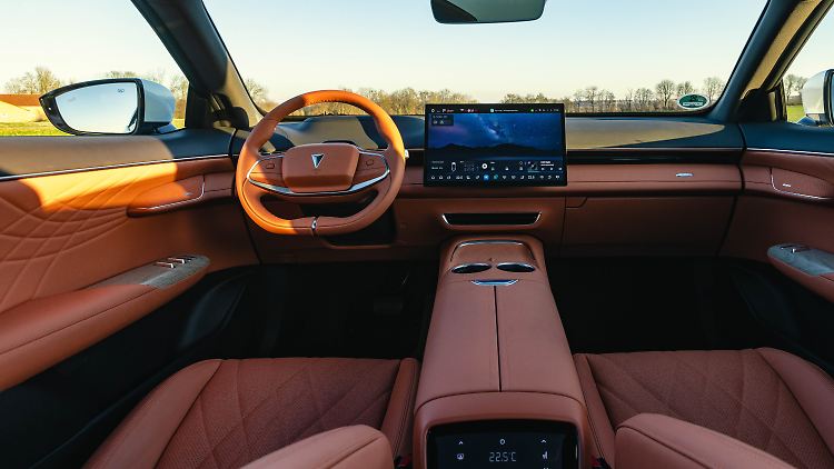 Das Cockpit des Changan gibt sich extrem aufgeräumt, Verarbeitung und Materialien machen einen guten Eindruck.