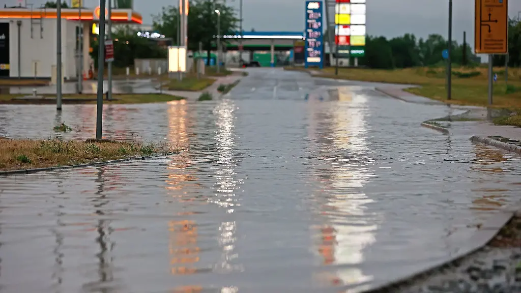 Blick-auf-eine-ueberflutete-Strasse-in-einem-Gewerbegebiet-nach-einem-Unwetter-mit-Starkregen