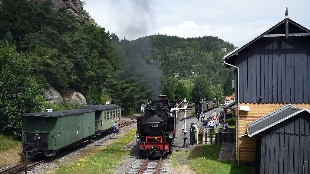 Die-Zittauer-Schmalspurbahn-faehrt-in-den-Bahnhof-Oybin-ein