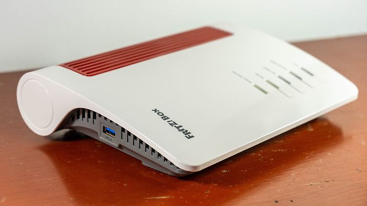 An der linken Seite sitzt ein USB-3-Anschluss für Drucker und Netzwerkspeicher.