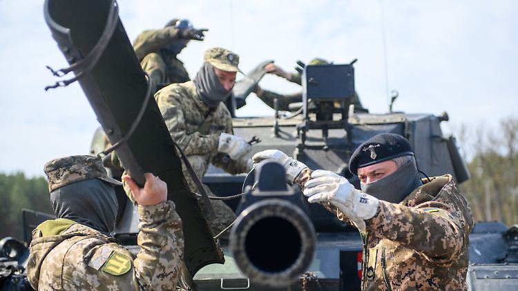 Ukrainische Soldaten inspizieren einen Leopard-Panzer, den Deutschland bereitgestellt hat. 