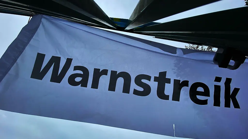 Warnstreik-steht-auf-einem-Transparent
