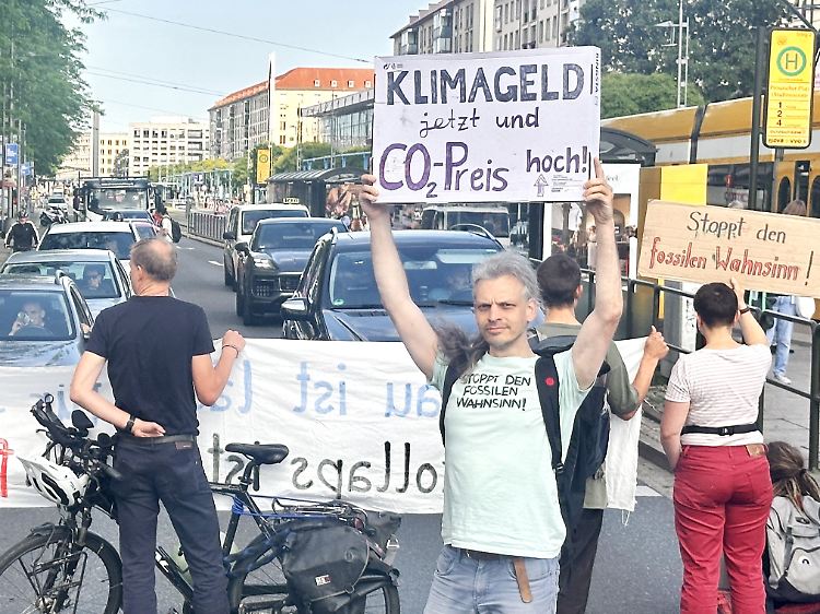 Bläul (vorn) blockierte mehrmals Straßen in verschiedenen Städten und Ländern.
