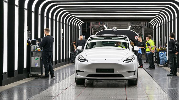 Mitarbeiter führen die Endkontrolle der Produktion von Elektrofahrzeugen des Typs Tesla Model Y im Tesla-Werk Berlin-Brandenburg durch.