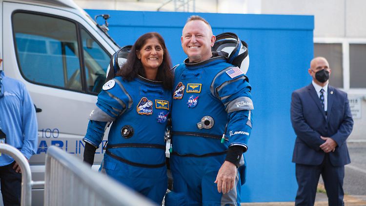 Am 5. Juni 2024 verabschieden sich Nasa-Astronaut Butch Wilmore (rechts) und Kollegin Suni Williams (links) für eine damals noch nicht absehbare lange Zeit.