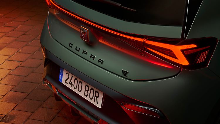 Mattlackierungen haben ihre Fans. Außer dem VZ-Logo gibt es übrigens keine nennenswerten Erkennungsmerkmale für das stärkste Cupra-Born-Modell.
