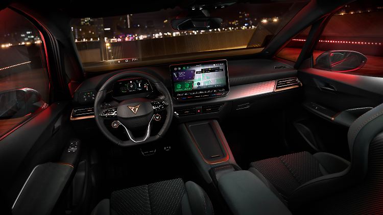 An Infotainment bietet der Born wahrlich genug, zumal es optional auch ein Head-up-Display gibt. Die beiden Monitore kennt man aus dem ID.3, hier wäre etwas Kreativität angesagt gewesen.