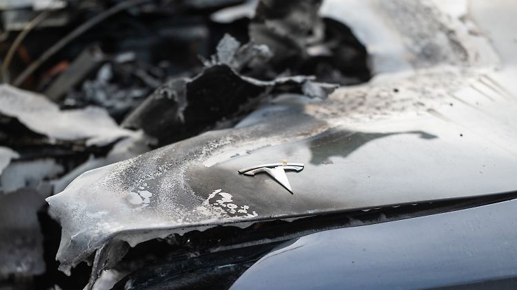 Vielerorts gehen Teslas in den USA in Flammen auf. Auch in Deutschland gibt es Fälle, wie hier in Berlin-Steglitz.