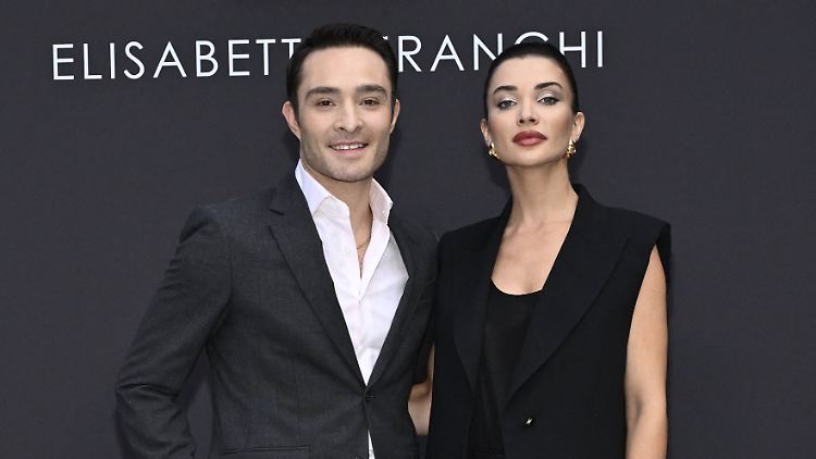 Ed Westwick und seine Frau Amy Jackson sind Eltern geworden.