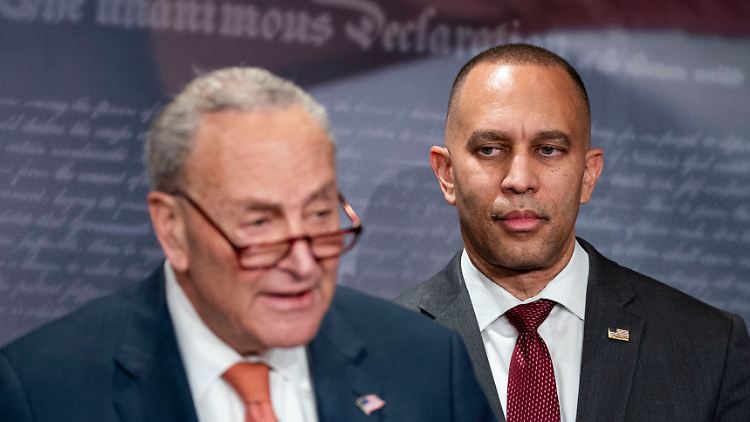Die demokratischen Anführer im Kongress liegen auch immer wieder über Kreuz: Schumer und Jeffries.