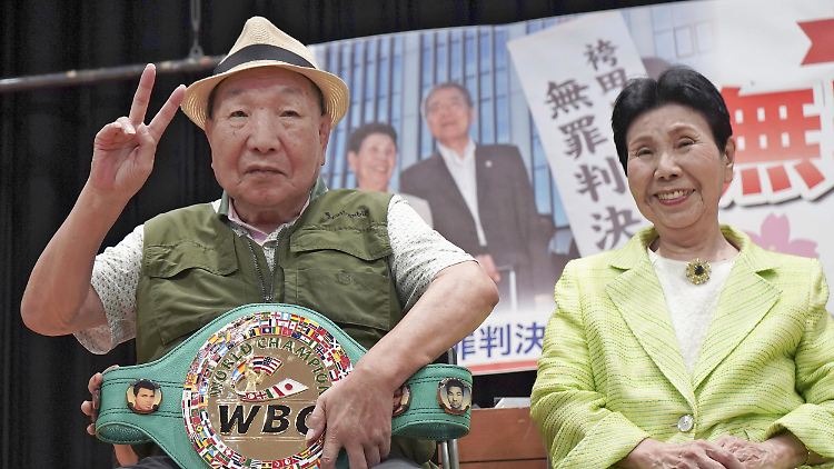 Iwao Hakamada und seine Schwester Hideko bei einer Versammlung von Unterstützern.