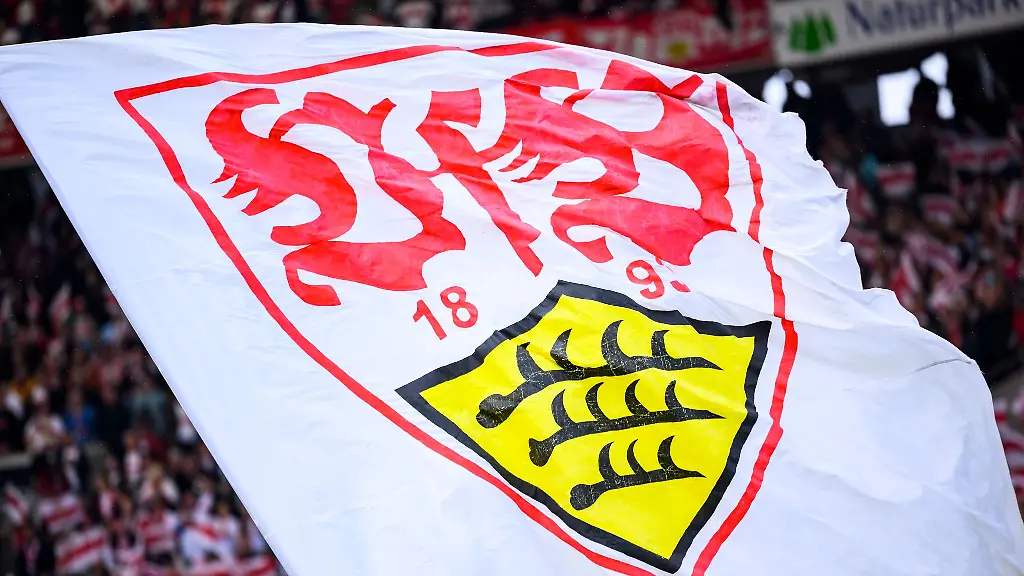 Eine-Fahne-mit-dem-Logo-des-VfB-Stuttgart-schwenkt-im-Stadion