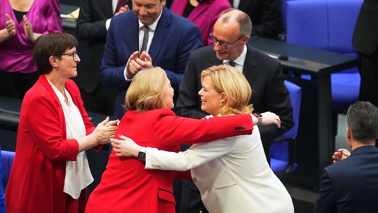 Julia Klöckner (r.) umarmt ihre Vorgängerin Bärbel Bas.