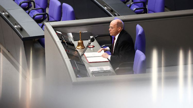 Gregor Gysi als Alterspräsident. Nach anderthalb Stunden wurde er von Julia Klöckner, der neuen Bundestagspräsidentin, abgelöst.
