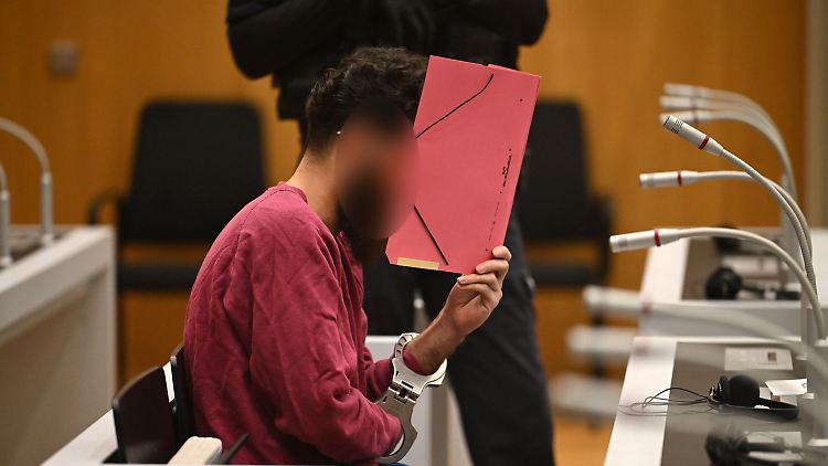 Sulaiman A. hat im Prozess um die tödliche Messerattacke auf dem Mannheimer Marktplatz die Tat gestanden (Archivbild vom Prozessauftakt).