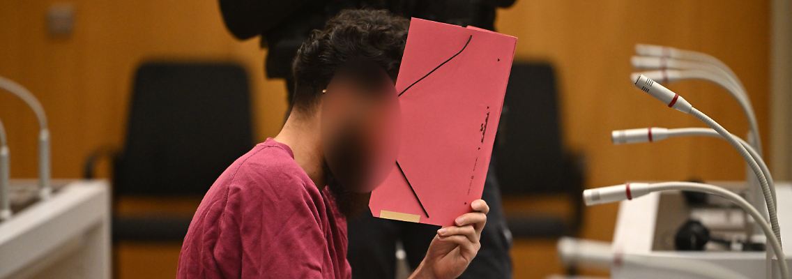Sulaiman A. hat im Prozess um die tödliche Messerattacke auf dem Mannheimer Marktplatz die Tat gestanden (Archivbild vom Prozessauftakt)