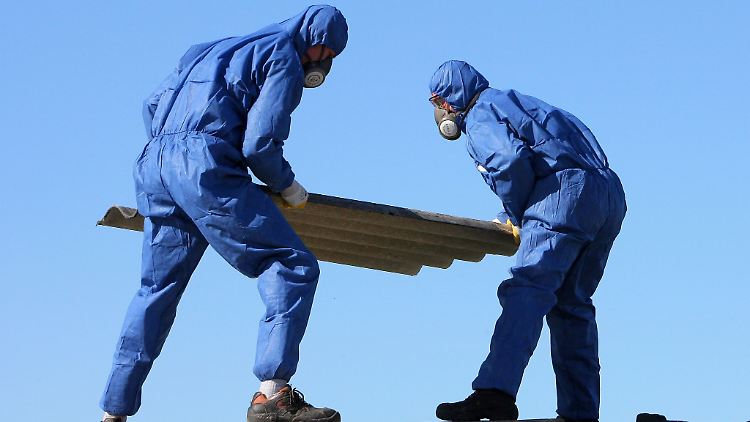 Nur etwas für Profis: Wer mit Asbest arbeitet, muss eine spezielle Schutzkleidung tragen.