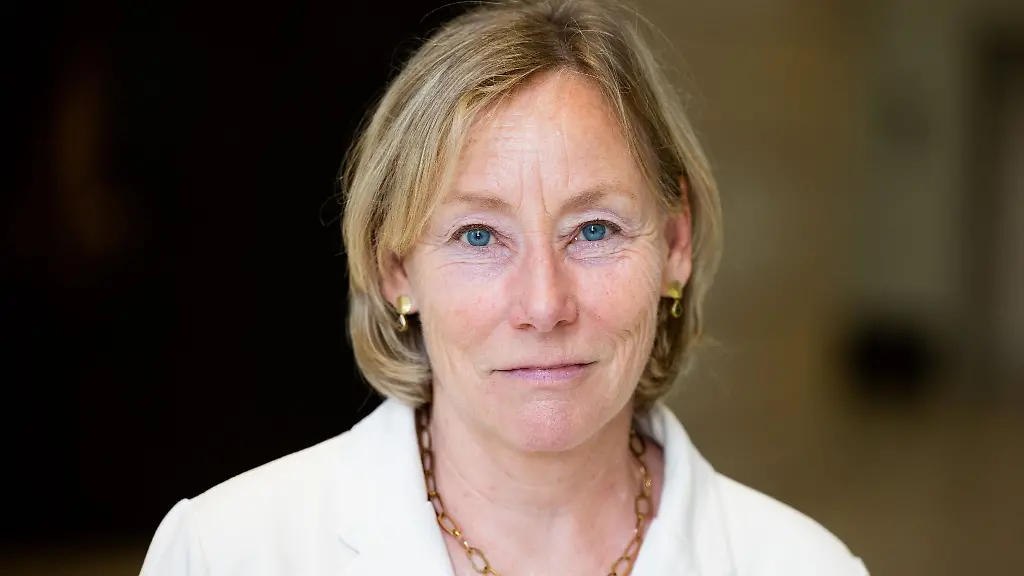 Datenschutzbeauftragte-Bettina-Gayk-steht-im-Landtag