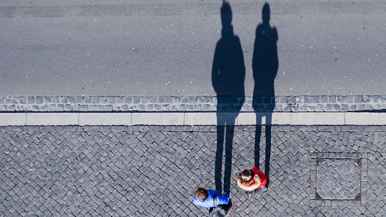 Eine Trennung wirft ihre Schatten voraus: Die Beziehungszufriedenheit bei Paaren, die sich trennen, sinkt zunächst teils über viele Jahre graduell, bis es zum großen Knick kommt.