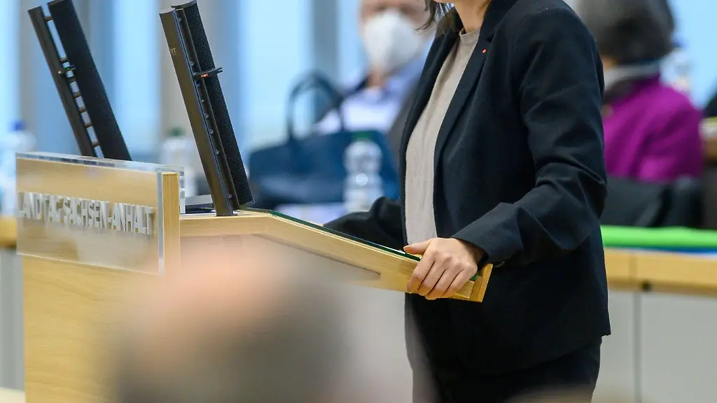 Katja-Paehle-SPD-Vorsitzende-ihrer-Fraktion-im-Landtag-spricht-im-Plenarsaal-des-Landtages