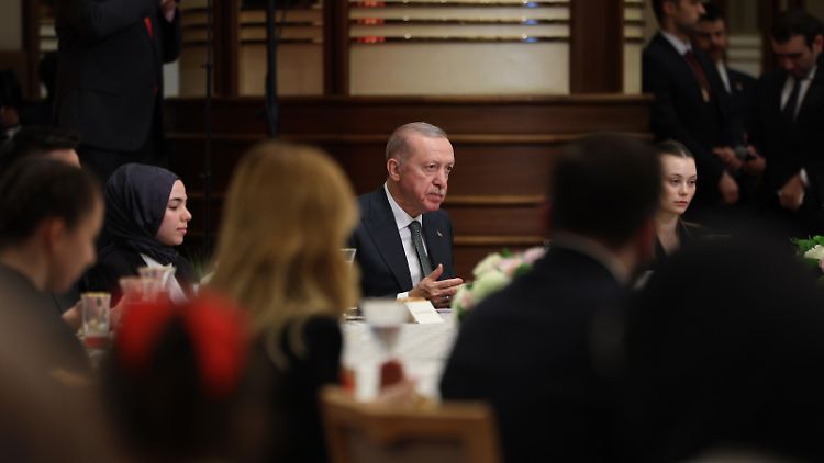 Während im Land die Proteste anhalten, tut Erdoğan so, als sei die "Show" bald vorüber. Hier beim abendlichen Fastenbrechen mit Studierenden in Ankara. Die jungen Leute warnte er in einer Rede, wachsam gegen jene zu sein, "die Chaos stiften wollen".