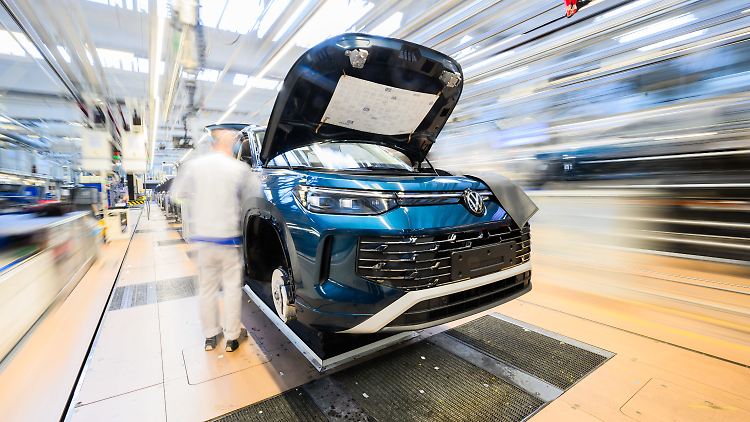 VW- und Porsche-Großaktionär Porsche SE schüttet wegen der geringeren Zuflüsse seiner beiden Hauptinvestments weniger Dividende aus und fordert Sparprogramme.