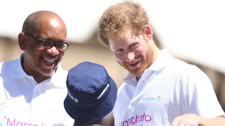 Prinz Harry mit Prinz Seeiso von Lesotho bei der Eröffnung des Sentebale Mamohato Kinderzentrums in Lesotho im Jahr 2015.