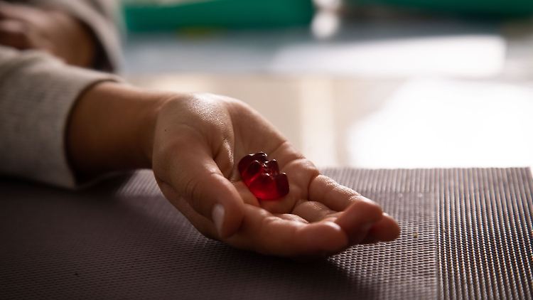 Nahrungsergänzungsmittel für Kinder sehen oft aus wie Gummibärchen. Stiftung Warentest hat 18 Präparate untersucht - "überflüssig sind alle".