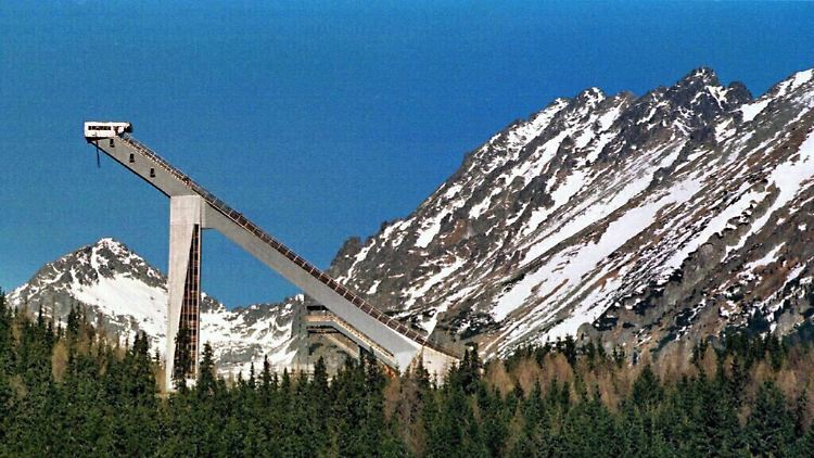 Der Tote hängt vom höchsten Punkt der Skischanze und Ellen kennt ihn.