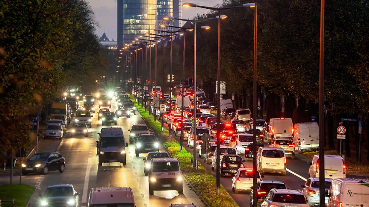 Das Auto ist das bevorzugte Fortbewegungsmittel der Pendler in Deutschland. 